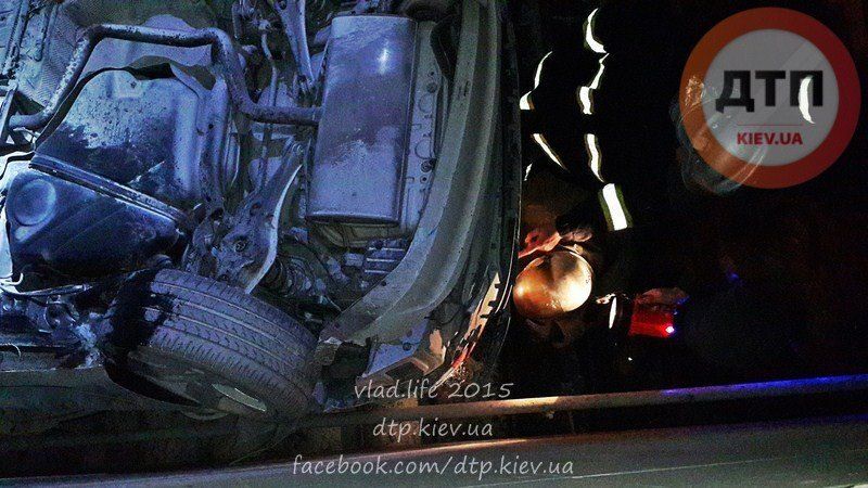 В Киеве иномарка "залетела" в подземный переход и загорелась: подробности ДТП