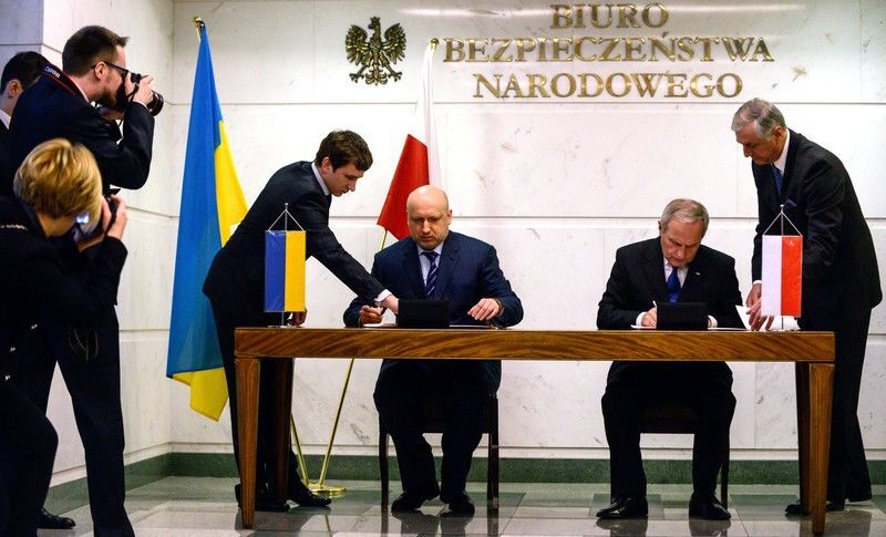 Турчинов в Варшаве подписал соглашение по безопасности с Польшей