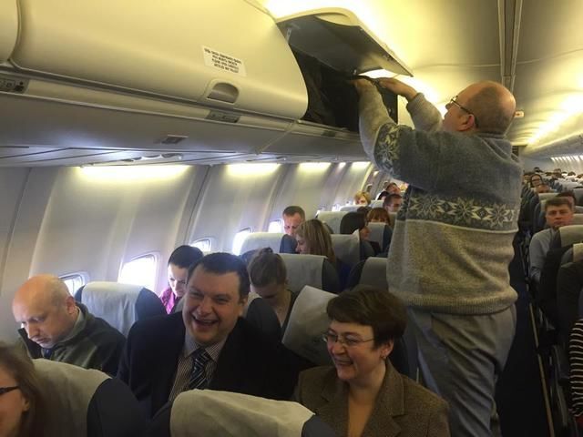 Турчинов улетел с официальным визитом в Польшу на обычном самолете: фотофакт