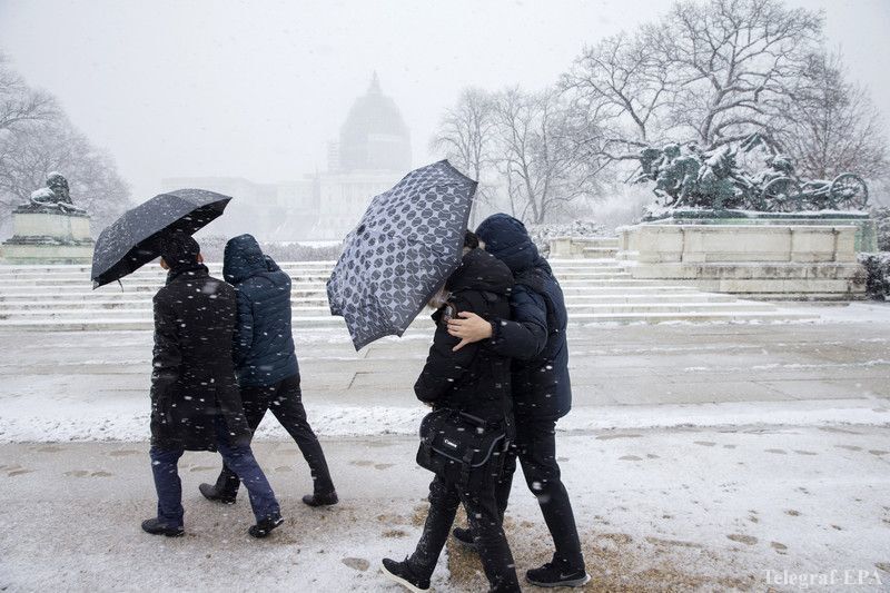 Снегопад сковал Вашингтон: "каникулы" для госструктур и сотни отмененных авиарейсов