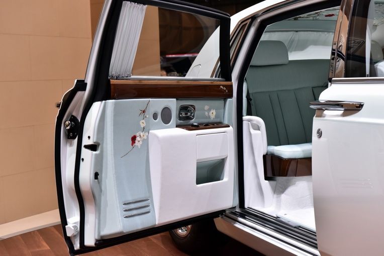 Rolls-Royce представив вражаючий розкішшю автомобіль: яскраві фото