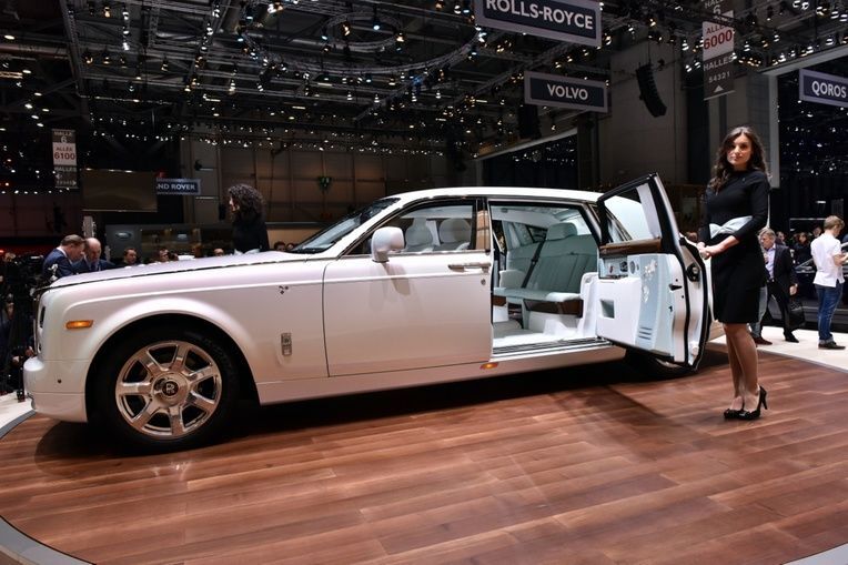 Rolls-Royce представил поражающий роскошью автомобиль: яркие фото