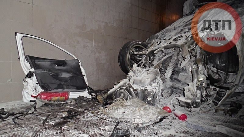 В Киеве иномарка "залетела" в подземный переход и загорелась: подробности ДТП