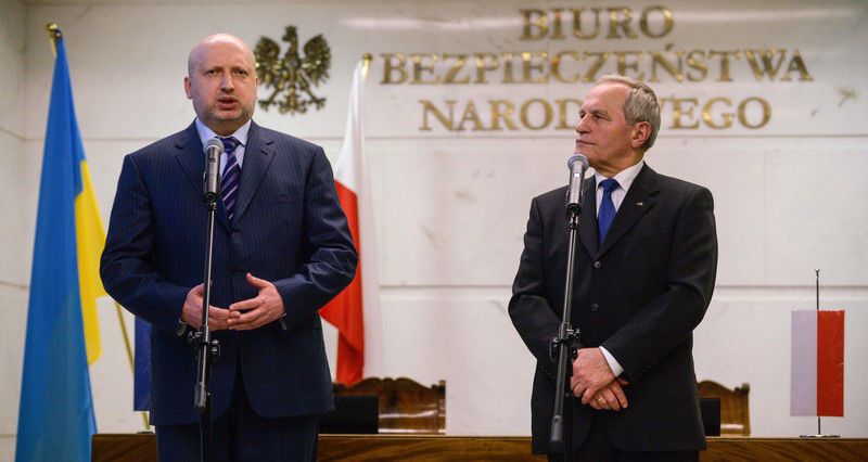 Турчинов в Варшаве подписал соглашение по безопасности с Польшей