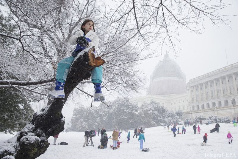 Снегопад сковал Вашингтон: "каникулы" для госструктур и сотни отмененных авиарейсов