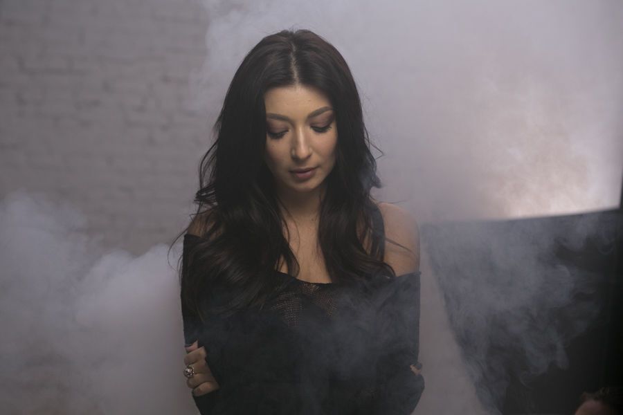 Жена футболиста ФК "Шахтер" посвятила песню Донецку