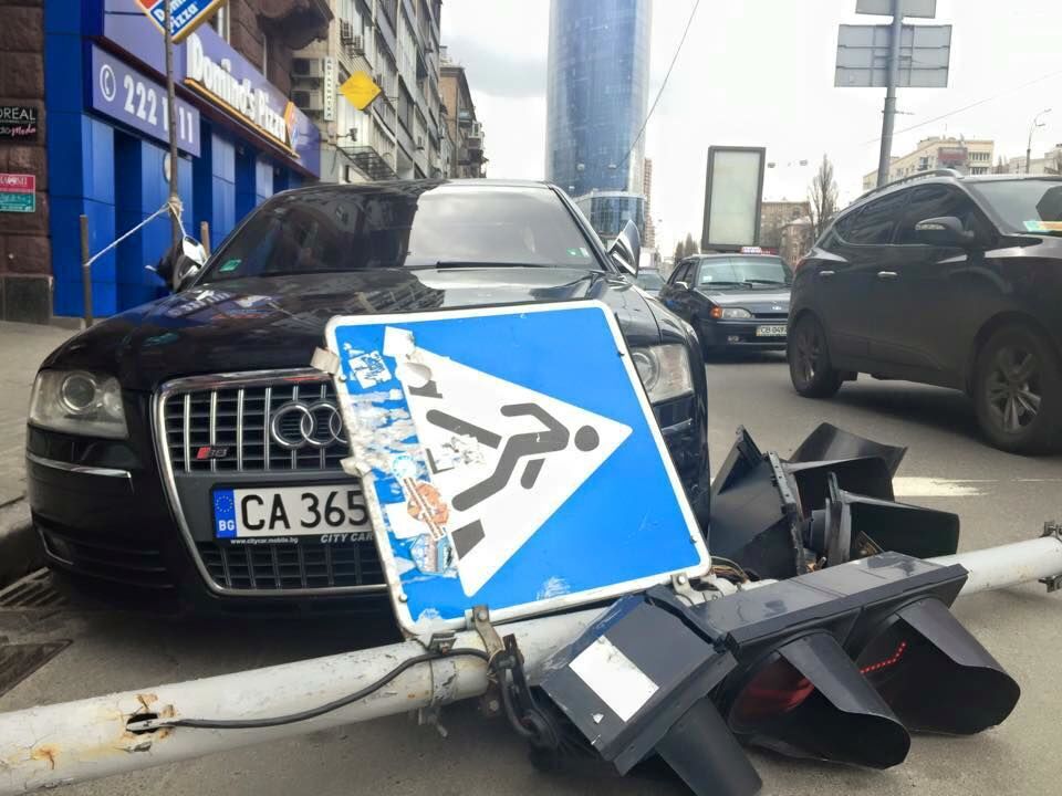 В центре Киева светофор упал на иномарку: фотофакт