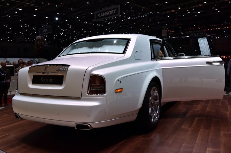Rolls-Royce представив вражаючий розкішшю автомобіль: яскраві фото
