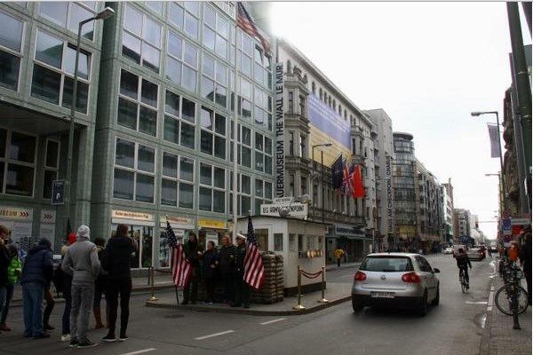 У центрі Берліна вивісили величезний банер з вимогою до Путіна залишити Україну в спокої