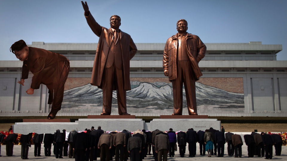 Наклонившийся Ким Чен Ын стал героем фотожаб: на нем покатался даже Путин