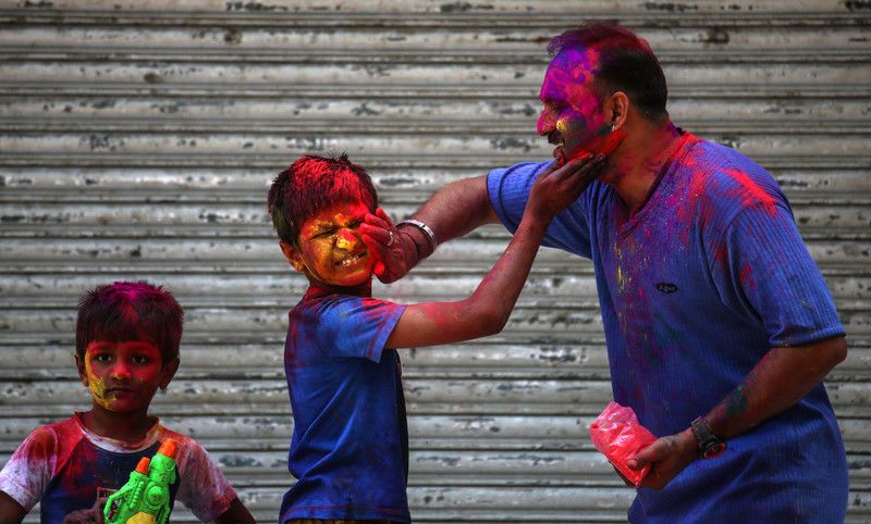 В Индии отмечают праздник весны и ярких красок – Холи: потрясающие фото