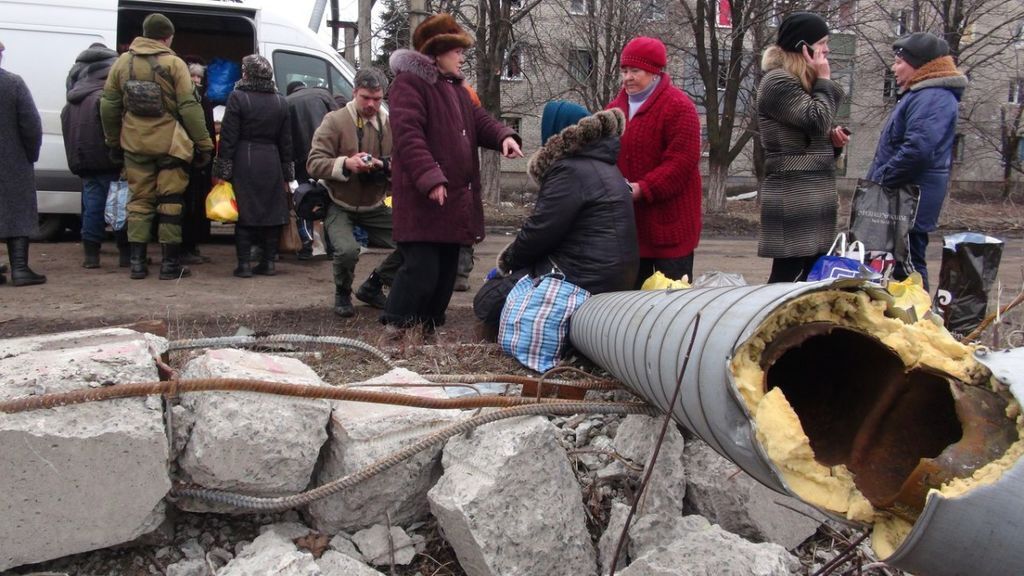 Дебальцеве зараз і рік тому: хто і як кликав "російський світ", руйнування і голод