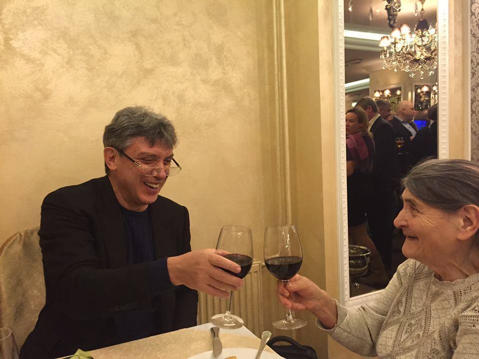 87 лет маме Немцова