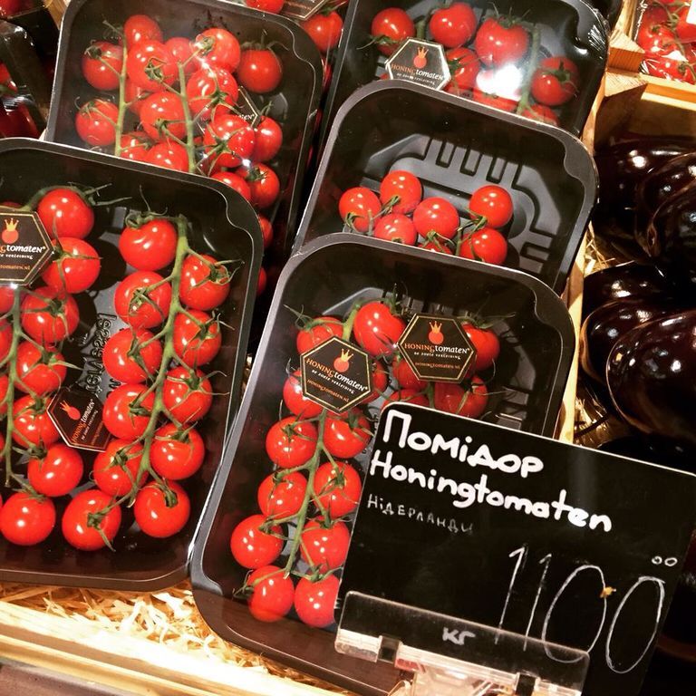 В киевском супермаркете продают помидоры по цене "одной пенсии": фотофакт