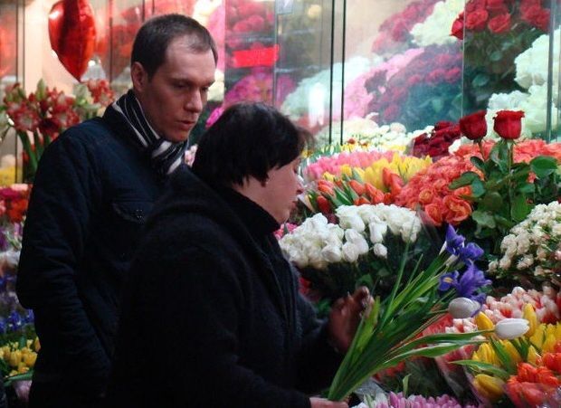 В Киеве накануне 8 Марта массово покупают цветы: цены на букеты