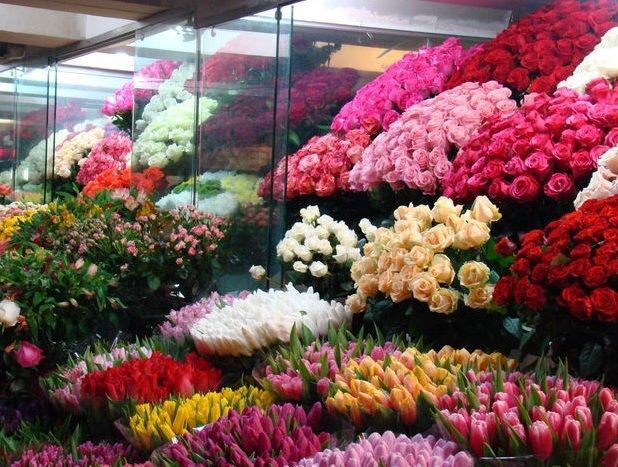 В Киеве накануне 8 Марта массово покупают цветы: цены на букеты