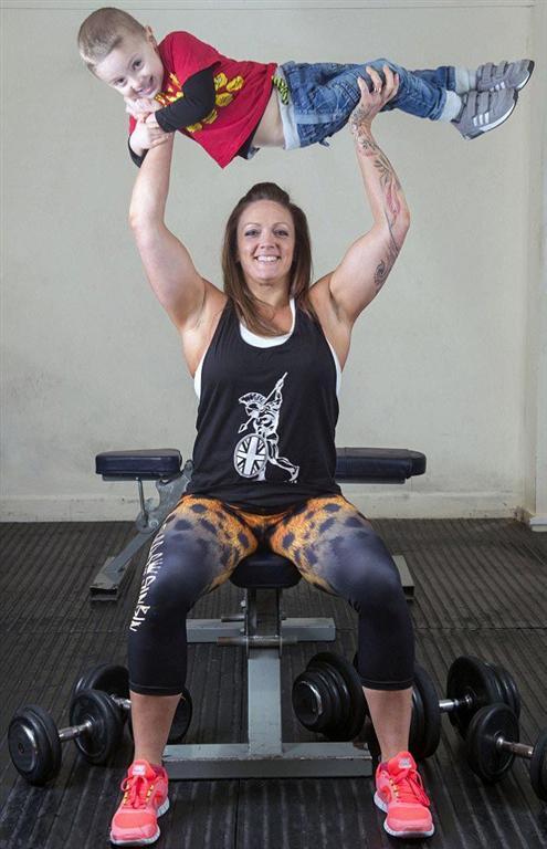 115-килограммовая мама, любящая поесть, превратилась в чемпионку по бодибилдингу