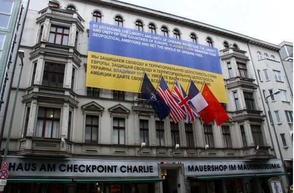 У центрі Берліна вивісили величезний банер з вимогою до Путіна залишити Україну в спокої