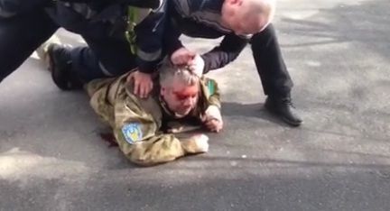 В Киеве пьяный в камуфляже попрыгал по капоту автомобиля: опубликовано видео  