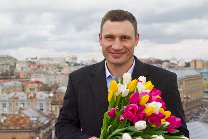 Как Кличко на улицах Киева тюльпаны раздавал: фото и видео поздравления от мэра