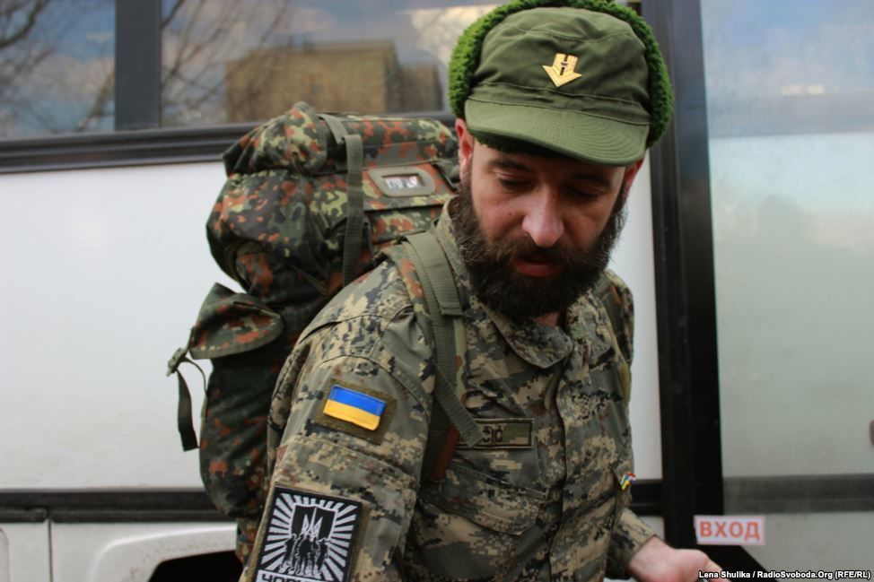 В Киеве на передовую отправили 65 добровольцев "Азова": трогательные фото расставания