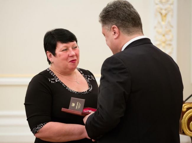 "Половина моих достижений - благодаря жене": Порошенко наградил выдающихся украинок