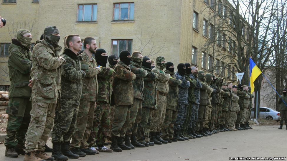 В Киеве на передовую отправили 65 добровольцев "Азова": трогательные фото расставания