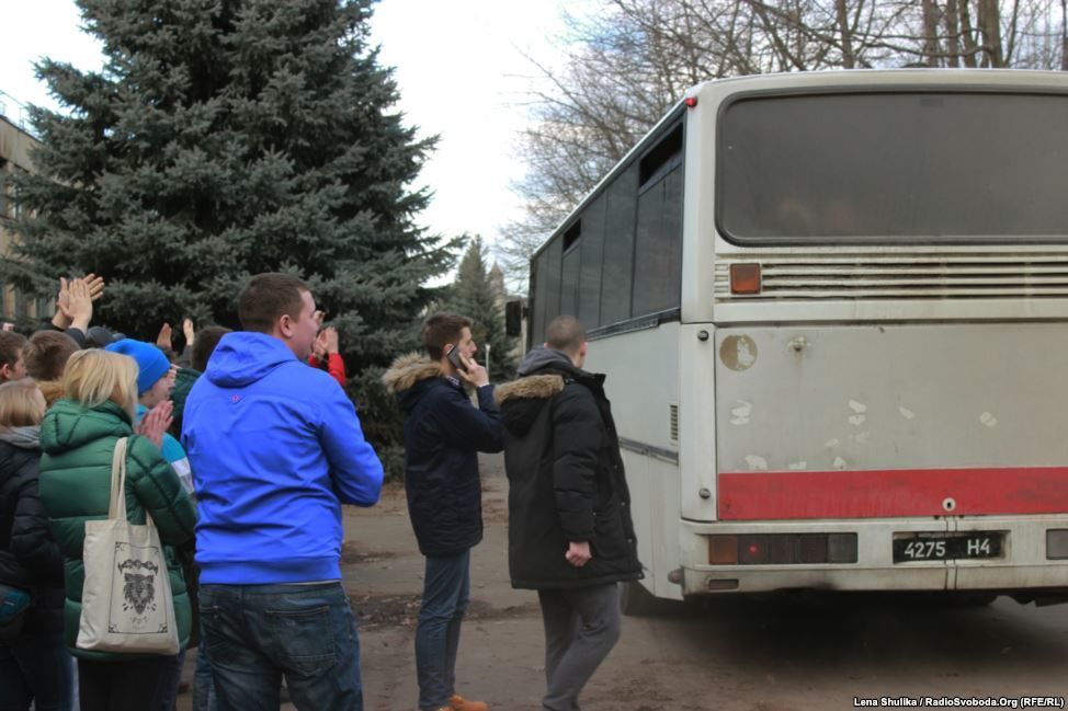 В Киеве на передовую отправили 65 добровольцев "Азова": трогательные фото расставания