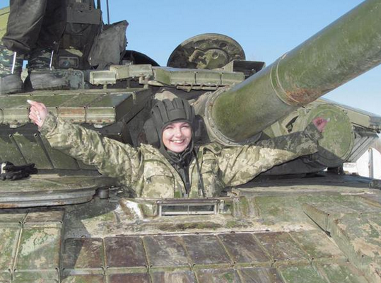 Женщина-танк. 28-летняя украинка стала единственной танкисткой в стране: фото и видео военной