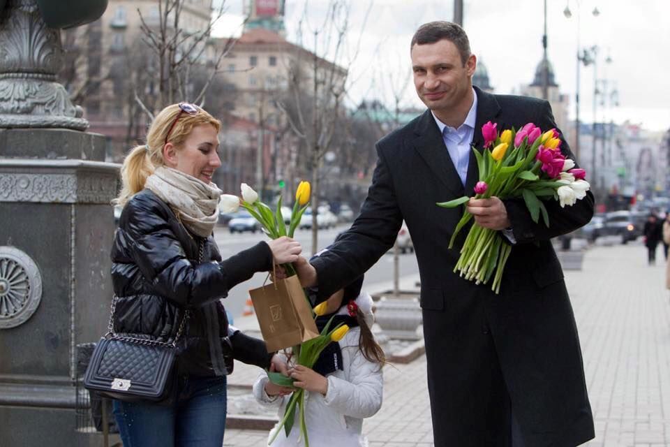 Как Кличко на улицах Киева тюльпаны раздавал: фото и видео поздравления от мэра