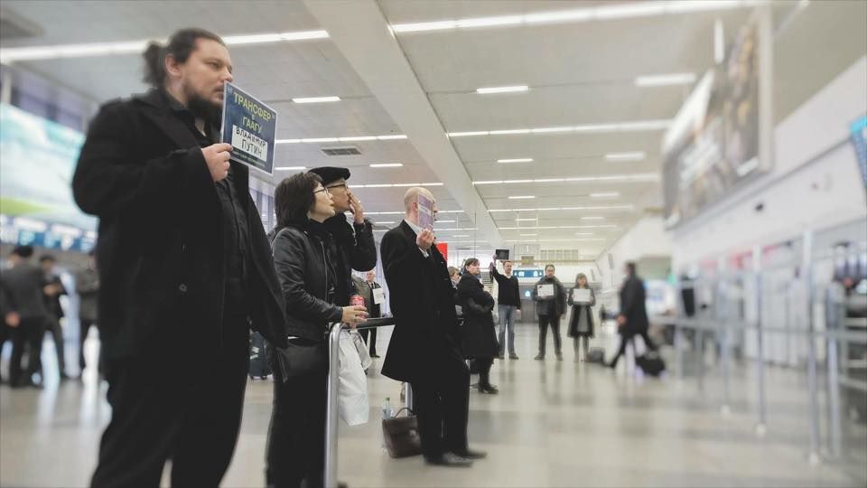 В аэропорту Праги чешские активисты предложили Путину трансфер в Гаагу: фото акции