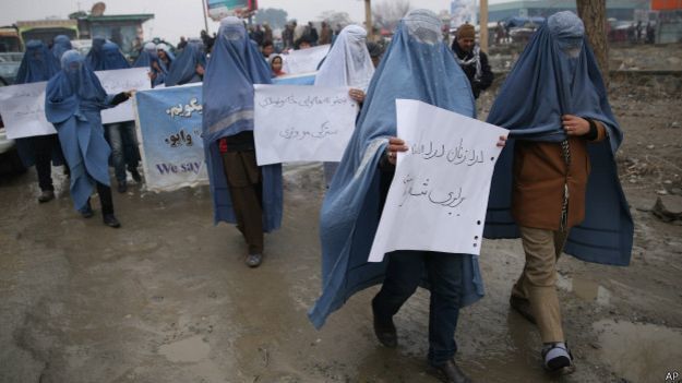 "Прекратите насиловать женщин!". В Кабуле мужчины одели паранджу