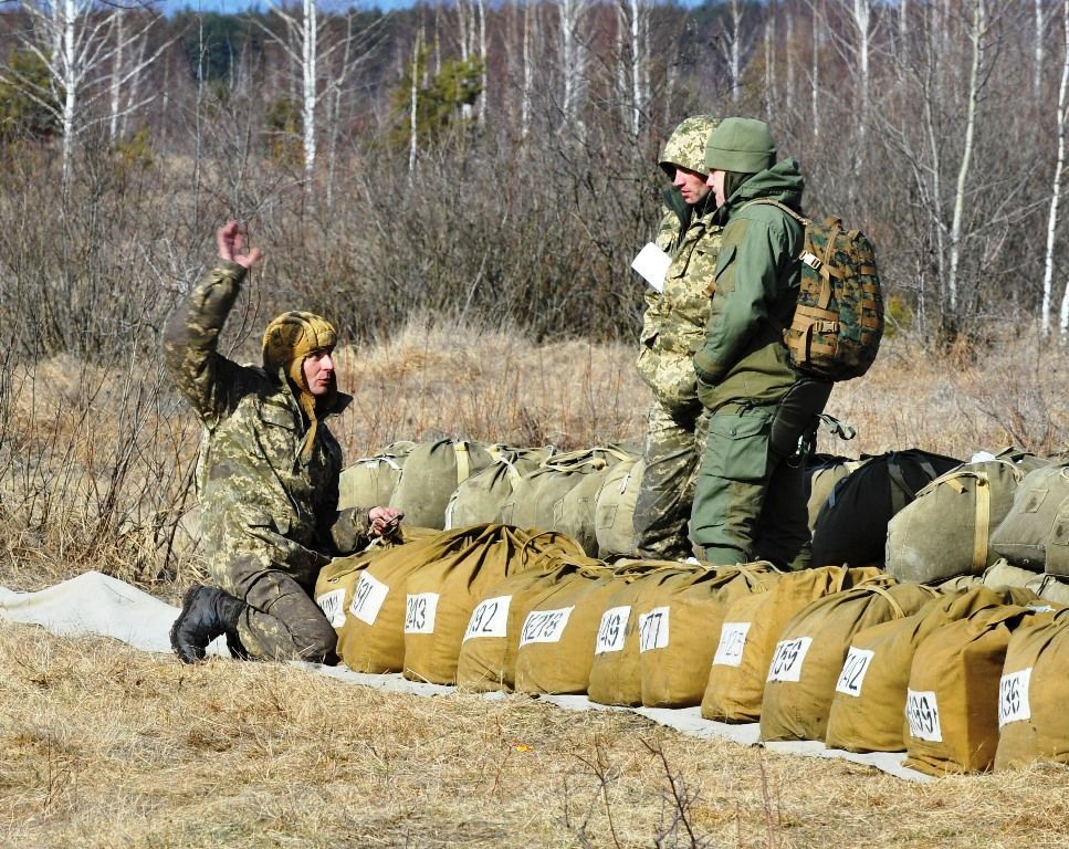 "Крылатые пехотинцы". Как тренируются украинские десантники: фоторепортаж