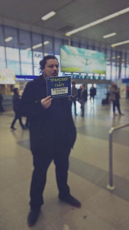 В аэропорту Праги чешские активисты предложили Путину трансфер в Гаагу: фото акции