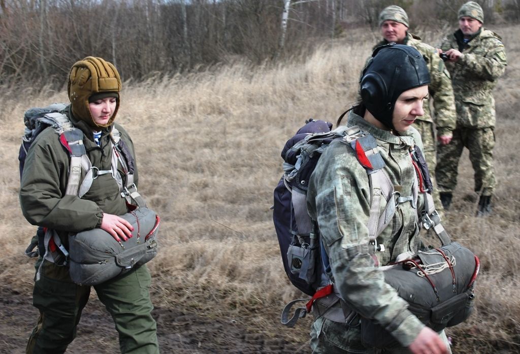 "Крылатые пехотинцы". Как тренируются украинские десантники: фоторепортаж