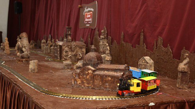 Праздник Шоколада во Львове в самом разгаре: аппетитные фото сладких рекордсменов 