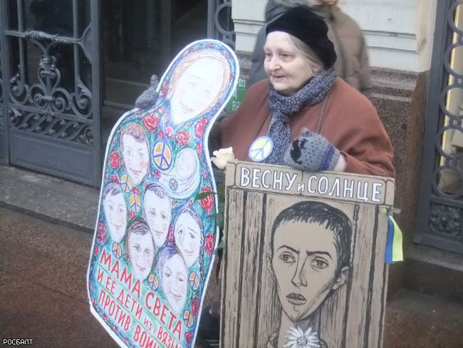 В Петербурге за флаги Украины задержали участников акции в поддержку Савченко