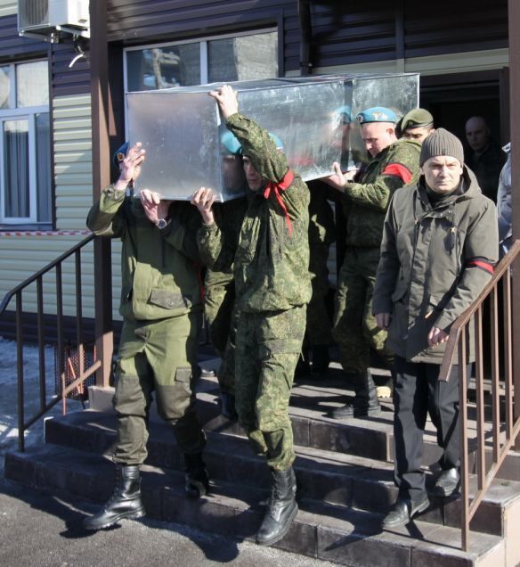 Воевал в танке, приехал в цинке. В Барнауле похоронили отважного танкиста "Новороссии": фотофакт