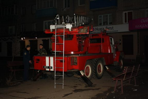 В Харькове грабитель-неудачник хотел сбежать по проводам и застрял: фотофакт