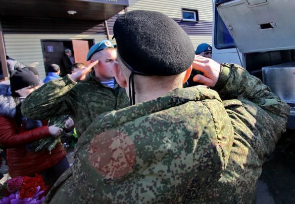 Воевал в танке, приехал в цинке. В Барнауле похоронили отважного танкиста "Новороссии": фотофакт