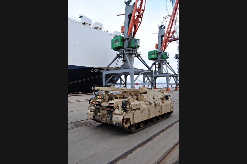 В порту Риги выгрузили бронетехнику и 120 танков из США: опубликованы фото