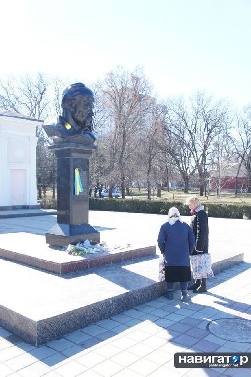 В Крыму под носом у оккупантов памятник Кобзарю украсили сине-желтыми лентами: фотофакт 