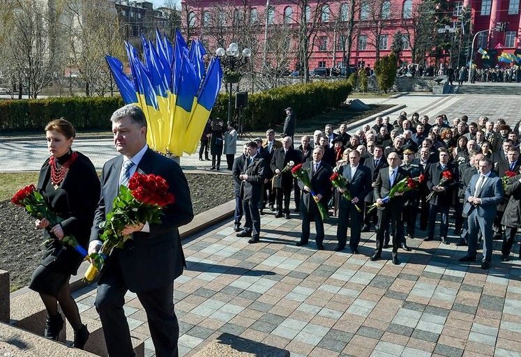 День Кобзаря. Порошенко возложил цветы к памятнику поэту и вручил Шевченковские премии: фото и видео