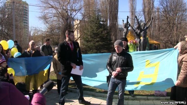 В Крыму под носом у оккупантов памятник Кобзарю украсили сине-желтыми лентами: фотофакт 