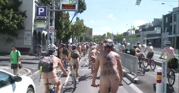 В Австралии обнаженные велосипедисты провели велопробег: опубликованы фото и видео