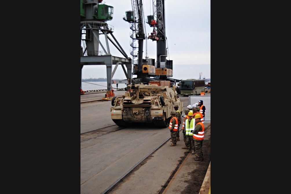В порту Риги выгрузили бронетехнику и 120 танков из США: опубликованы фото