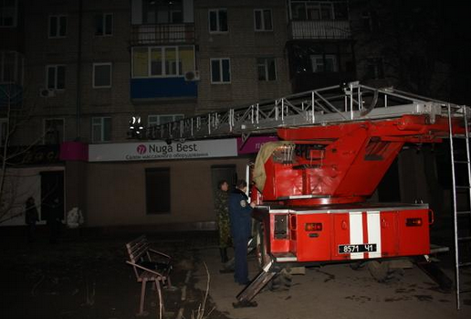 В Харькове грабитель-неудачник хотел сбежать по проводам и застрял: фотофакт