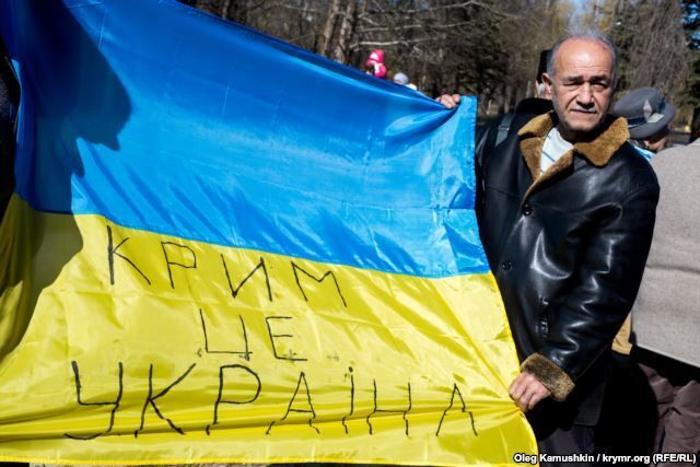 В Крыму под носом у оккупантов памятник Кобзарю украсили сине-желтыми лентами: фотофакт