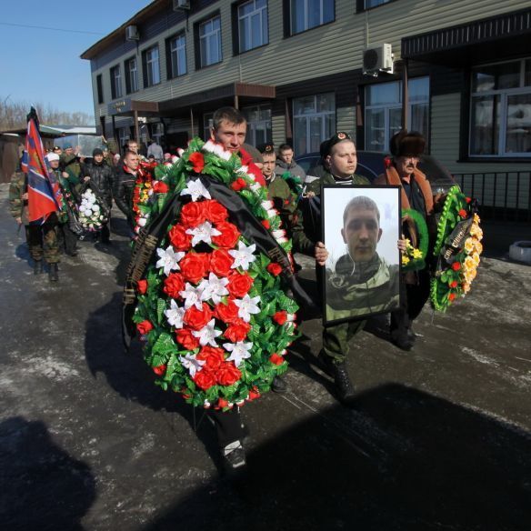 Воевал в танке, приехал в цинке. В Барнауле похоронили отважного танкиста "Новороссии": фотофакт