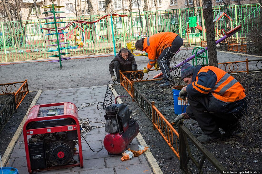 "Победные" бордюры и заборы в Москве